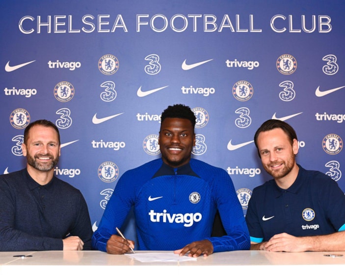 Chelsea, Benoit Badiashile'yi transfer etti