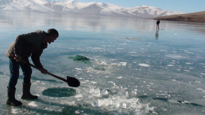 Çıldır Gölü'nde Eskimo usulü balık avı başladı