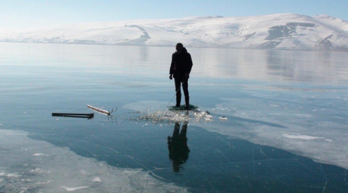 Çıldır Gölü'nde Eskimo usulü balık avı başladı