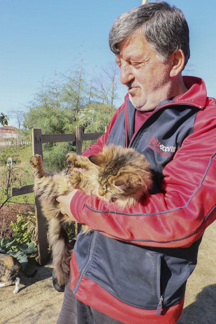 Samsun'da çocuğu gibi gördüğü 50'den fazla kedi için köyünde yaşıyor