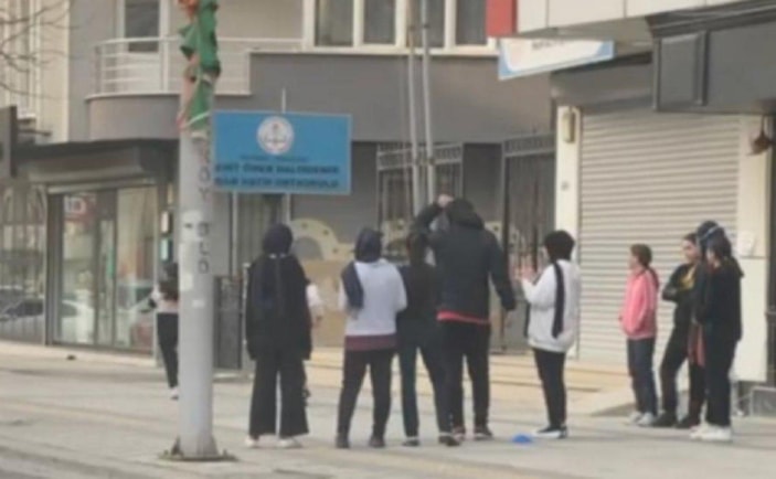 Tekirdağ’daki bir okulun öğrencileri sokakta beden eğitimi dersi görüyor