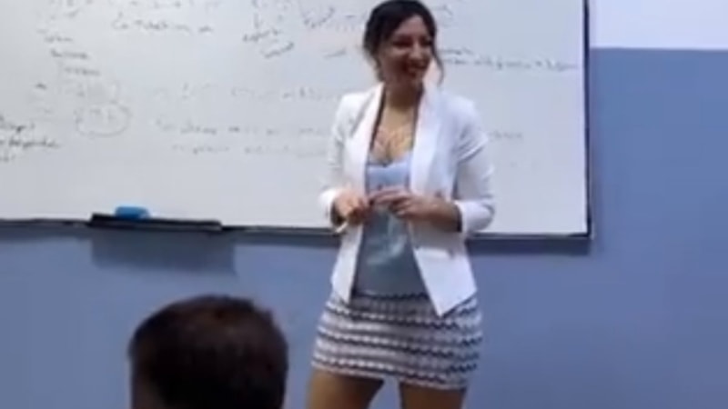 Mini etekli öğretmen tartışma konusu oldu