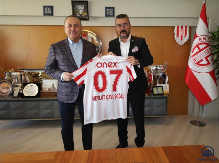 Mevlüt Çavuşoğlu, Antalyaspor'u ziyaret etti