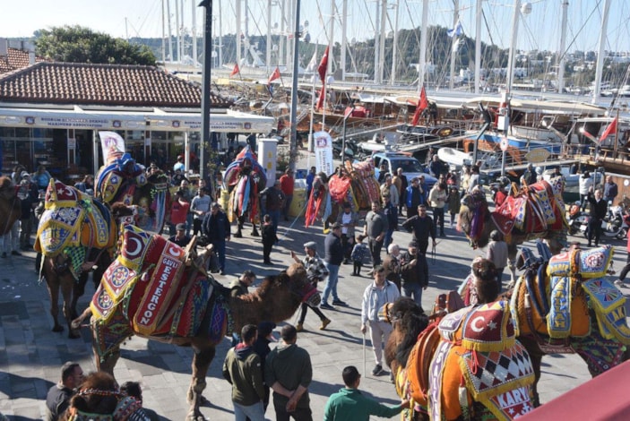 Bodrum sokaklarına develer çıktı, turistler fotoğraf çektirdi -4