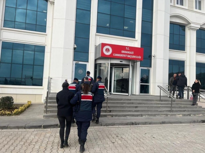 Bursa'da hastaneye yatan yaşlı adamın altınlarını çaldılar 