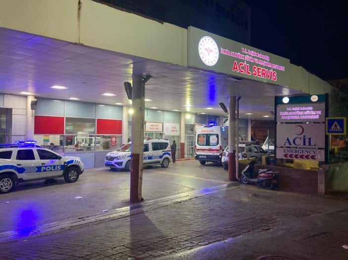 İzmir'de mahalle bekçileri husumetli sanılıp vuruldu 