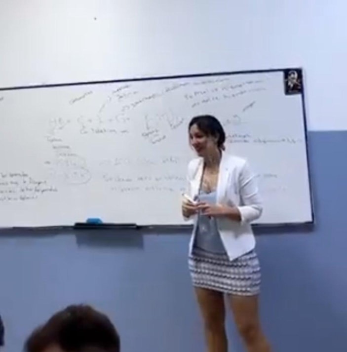 Mini etekli öğretmen tartışma konusu oldu