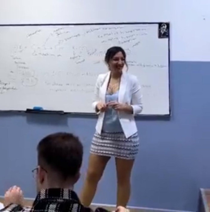 Mini etekli öğretmen tartışma konusu oldu