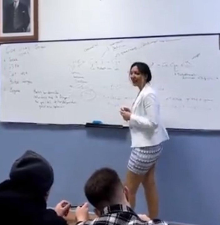 Mini etekli öğretmen tartışma konusu oldu