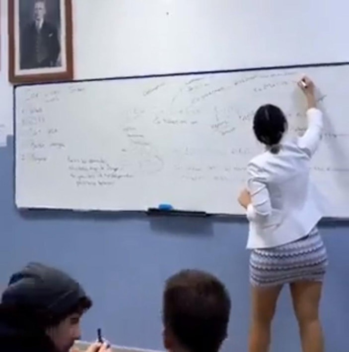 Mini etekli öğretmen tartışma konusu oldu