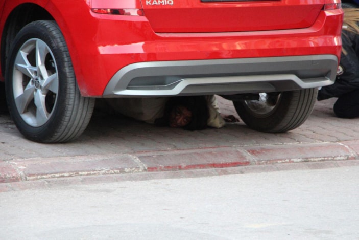 d Uyuşturucu bağımlısı genç kız, otomobilin altına girip 2 saat polise direndi -2