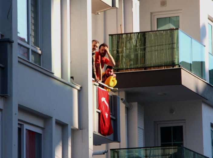 d Uyuşturucu bağımlısı genç kız, otomobilin altına girip 2 saat polise direndi -5