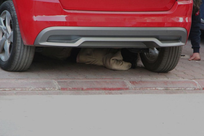 d Uyuşturucu bağımlısı genç kız, otomobilin altına girip 2 saat polise direndi -4