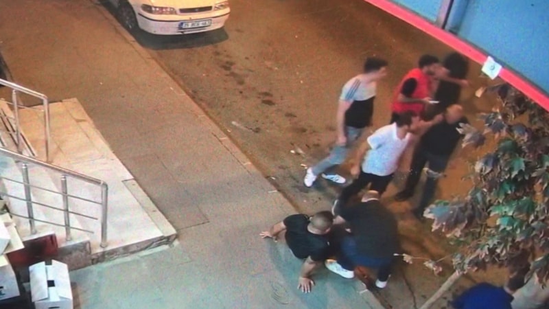 Kağıthane'de, sokak ortasında silahlı saldırı anları kamerada