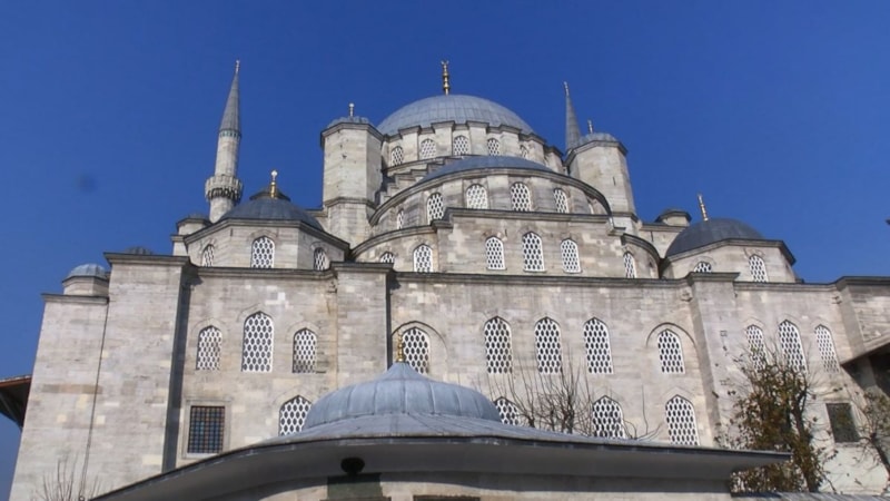 Yeni Camii restorasyonun bitmesi ile ziyaretçi akınına uğradı 