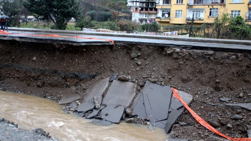 Rize'de yol, dere yatağına çöktü
