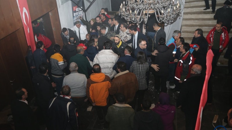 Sarıkamış'ta bir otelin tavanı çöktü: Yaralılar var