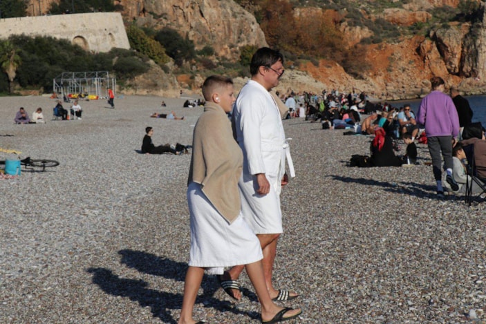 Antalya'da vatandaşlar, Konyaaltı Sahili'ne akın etti