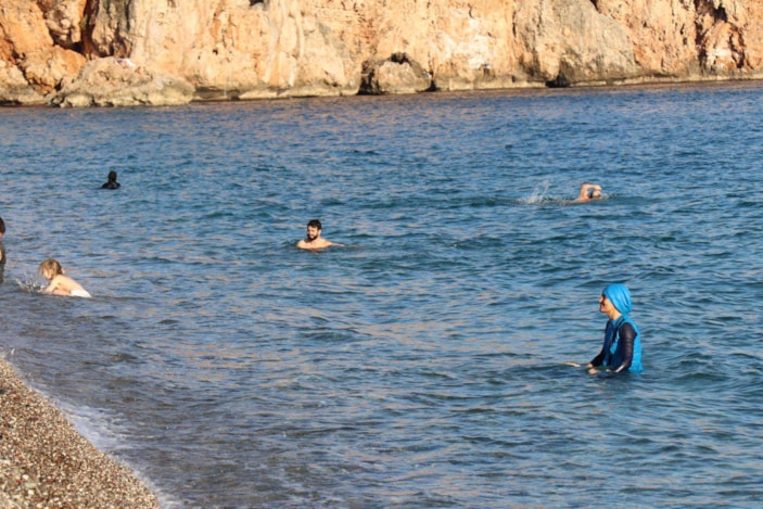 Antalya'da vatandaşlar, Konyaaltı Sahili'ne akın etti