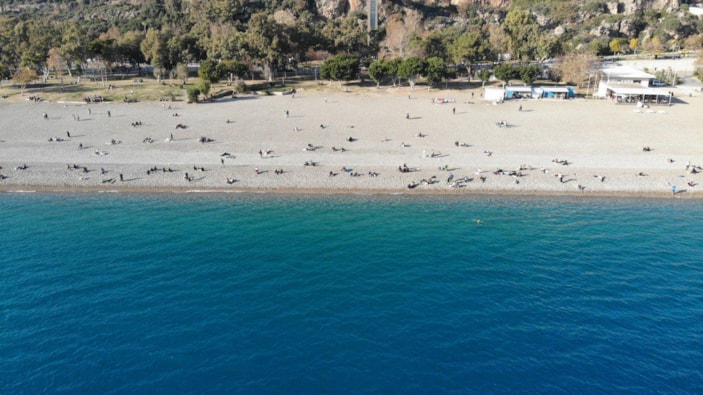 Antalya'da vatandaşlar, Konyaaltı Sahili'ne akın etti