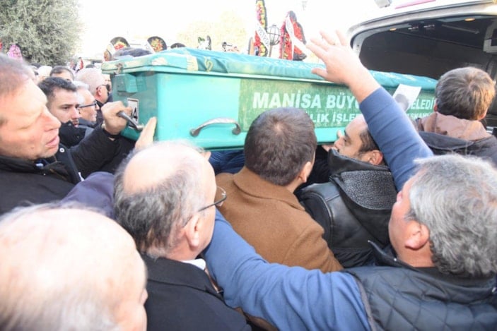 Manisa'da kuyuya düşen eşini ve oğlunu gözyaşları ile son yolculuklarına uğurladı