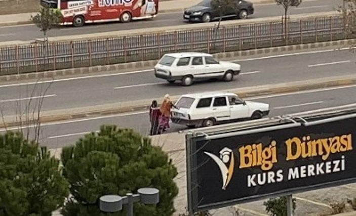 Diyarbakır'da yolda yakıtı biten otomobili iki kadın itti