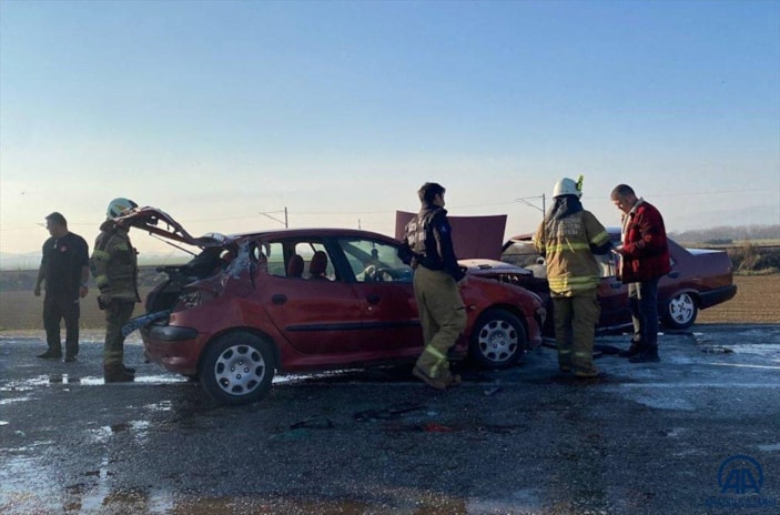 İzmir'de iki otomobil kafa kafaya çarpıştı: 4 yaralı