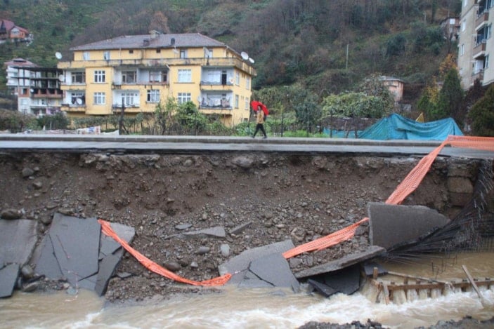 Rize'de yolun dere yatağına çökmesi kamerada -6