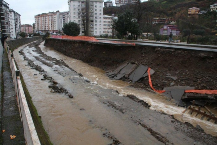 Rize'de yolun dere yatağına çökmesi kamerada -9