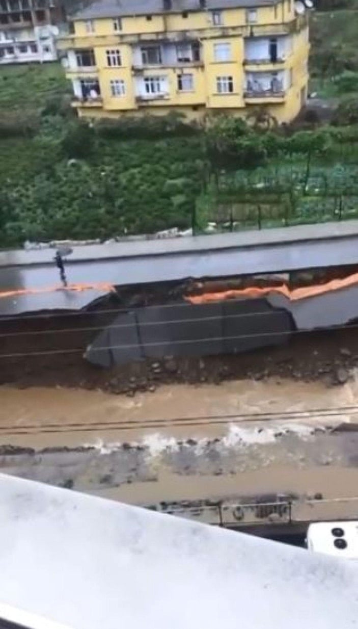 Rize'de yolun dere yatağına çökmesi kamerada -4
