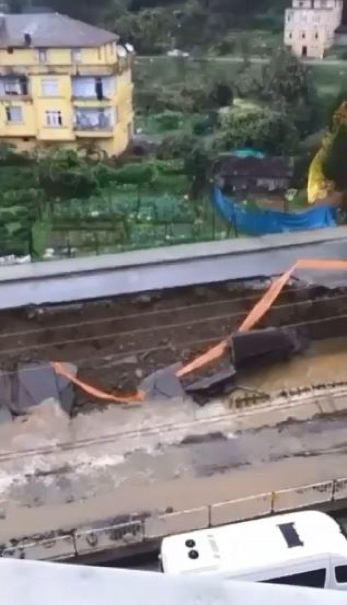 Rize'de yolun dere yatağına çökmesi kamerada -2