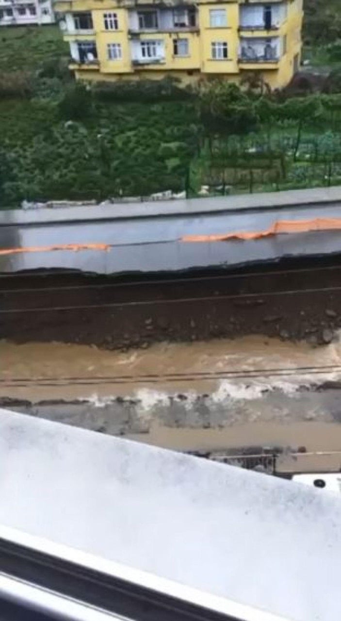 Rize'de yolun dere yatağına çökmesi kamerada -1