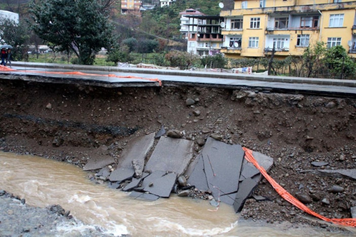 Rize'de yolun dere yatağına çökmesi kamerada -5