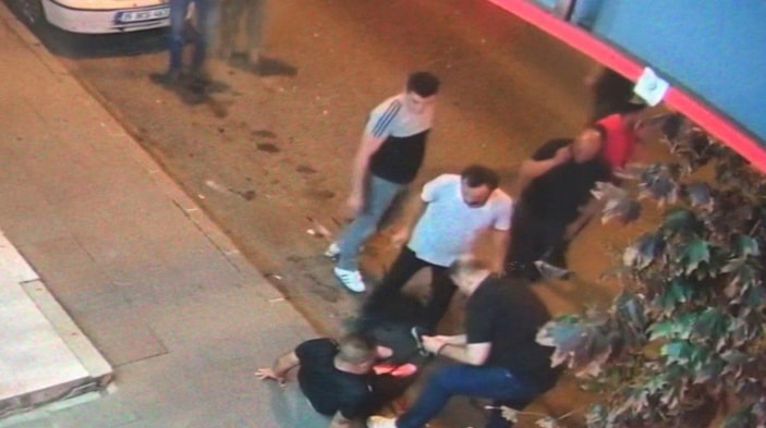 Kağıthane'de, sokak ortasında silahlı saldırı anları kamerada