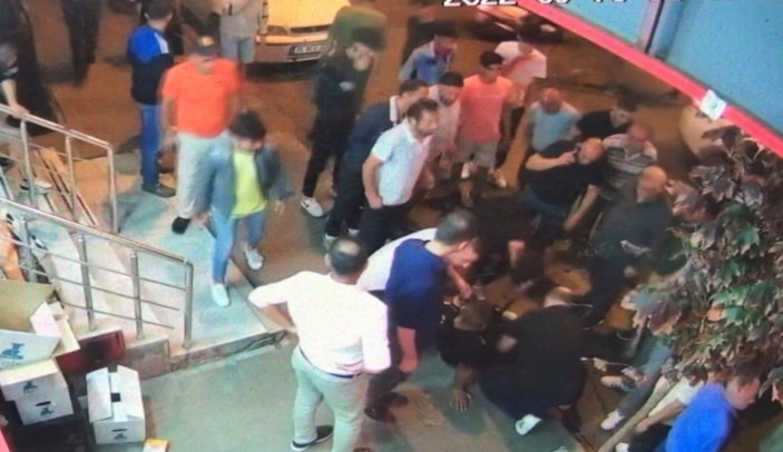 Kağıthane'de, sokak ortasında silahlı saldırı anları kamerada