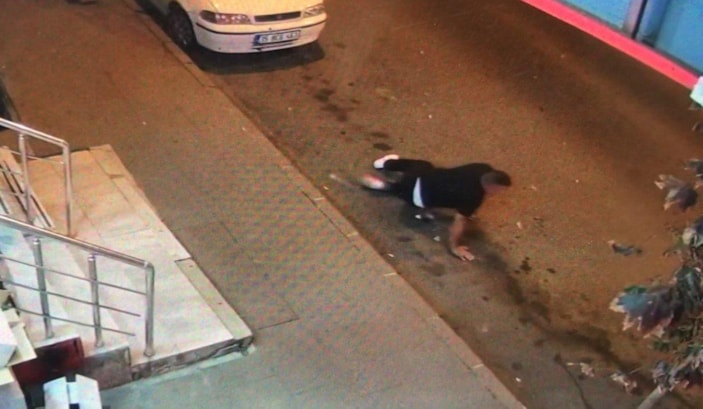 Kağıthane'de, sokak ortasında silahlı saldırı anları kamerada