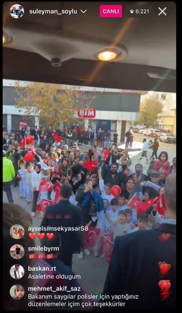 Süleyman Soylu, AK Parti otobüsünden canlı yayın açtı