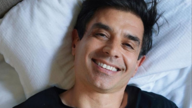 Cansel Elçin bornozla kayak yaptı