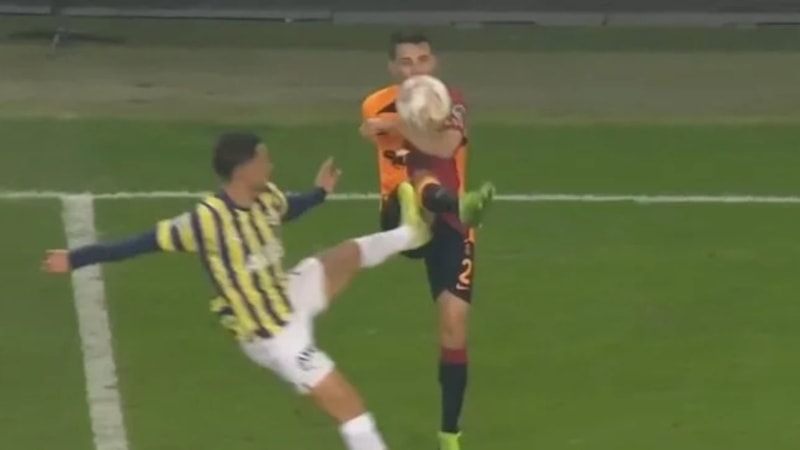 İrfan Can Kahveci'nin kırmızı kart gördüğü pozisyon