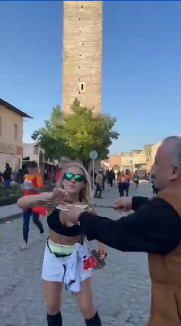 Adana'daki maratonda koşuculara ciğer ikram edildi