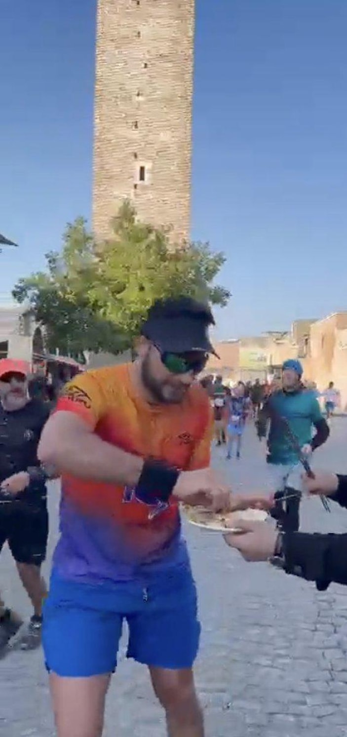 Adana'daki maratonda koşuculara ciğer ikram edildi
