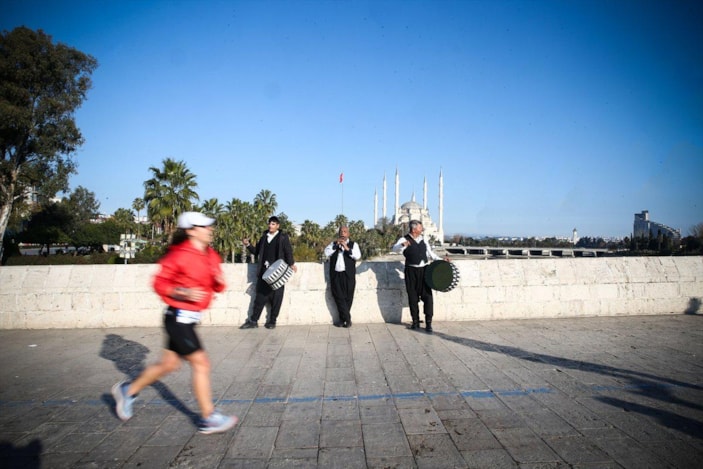 Adana'daki maratonda koşuculara ciğer ikram edildi
