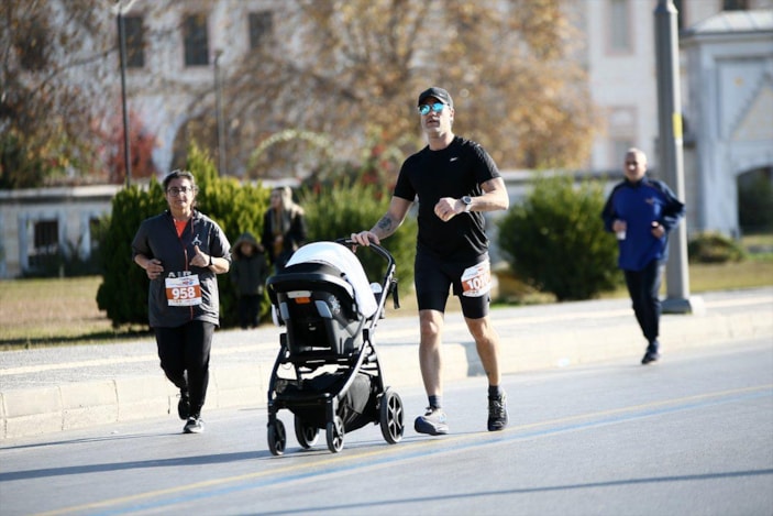 Adana'daki maratonda koşuculara ciğer ikram edildi