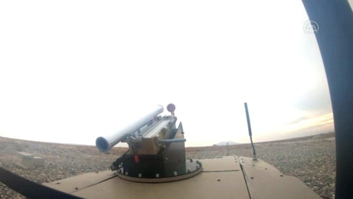 Türkiye'nin ‘robot askeri’ füze attı