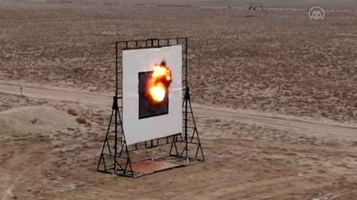 Türkiye'nin ‘robot askeri’ füze attı