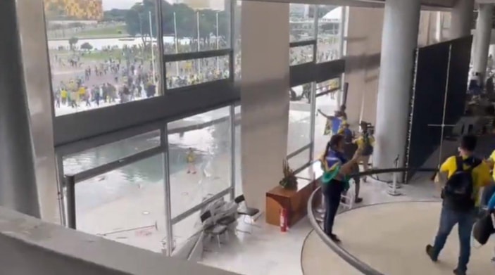 Brezilya'da Bolsonaro destekçileri polisle çatıştı