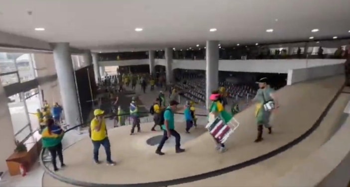 Brezilya'da Bolsonaro destekçileri polisle çatıştı