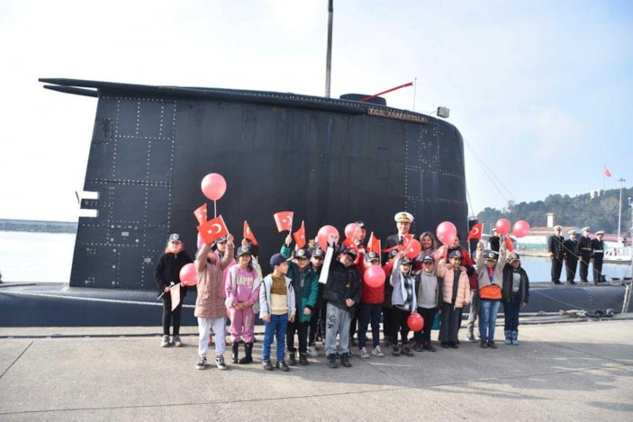 Deniz Kuvvetleri, Hamza'nın 'savaş gemisi' görme hayalini gerçekleştirdi -3