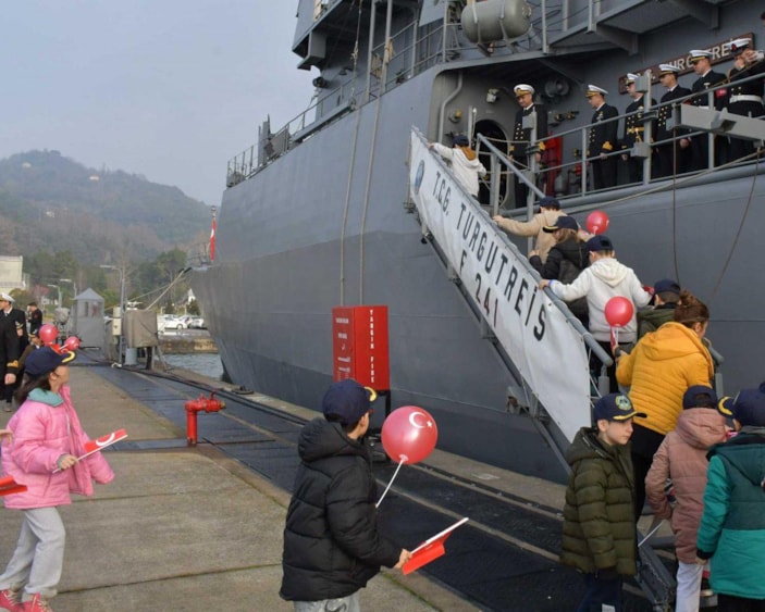 Deniz Kuvvetleri, Hamza'nın 'savaş gemisi' görme hayalini gerçekleştirdi -5