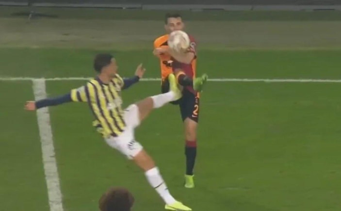 İrfan Can Kahveci'nin kırmızı kart gördüğü pozisyon